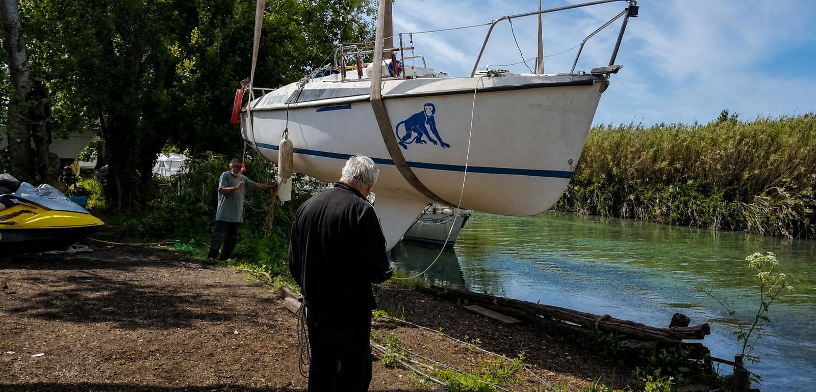 Barca a vela durante le attività di cantiere