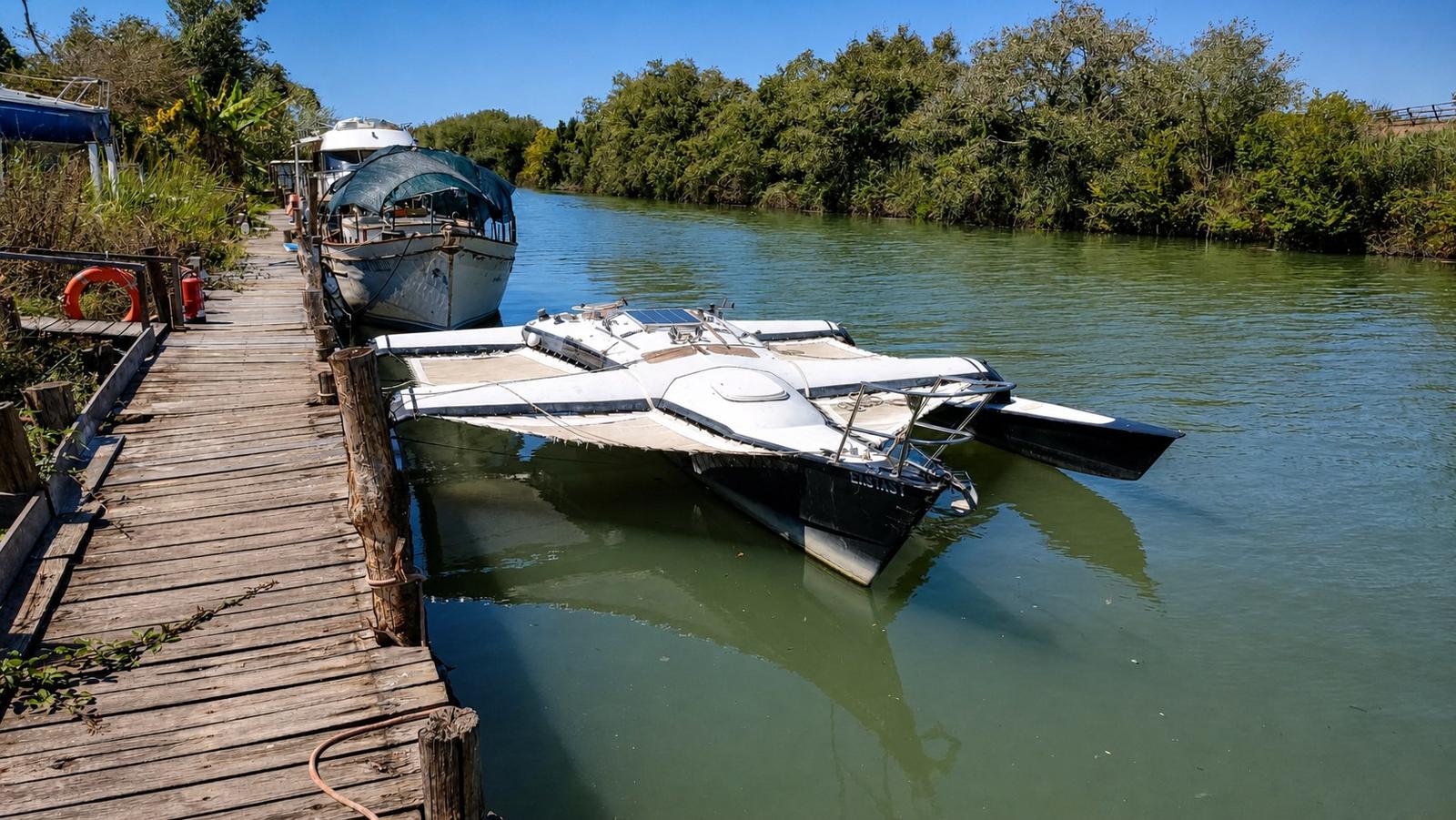 Pontile e barche nel tratto tranquillo del Tevere