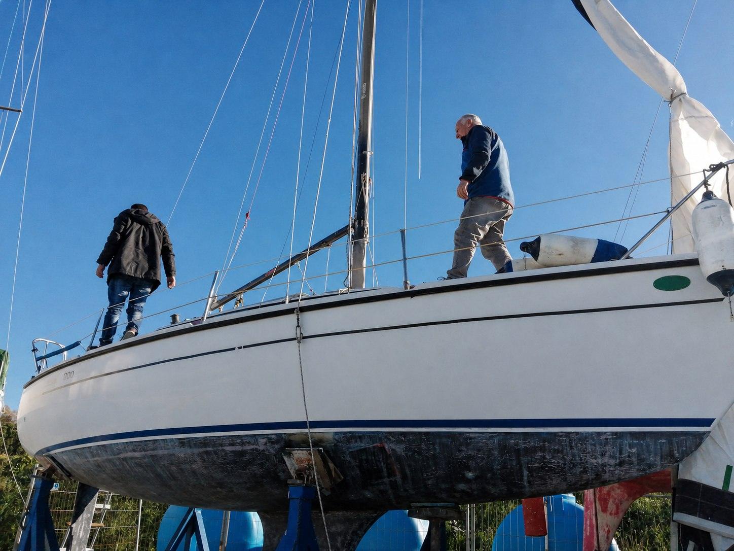 Attività su una barca a vela nel cantiere